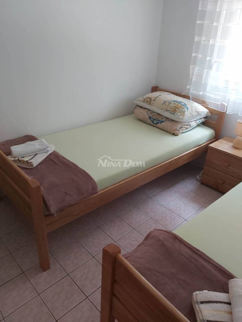 Nemovitost se 2 apartmány v blízkosti dobře udržované pláže, obchodů, kaváren - 8