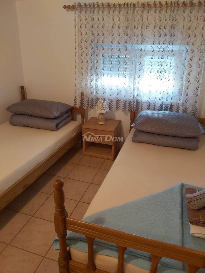 Nemovitost se 2 apartmány v blízkosti dobře udržované pláže, obchodů, kaváren - 10