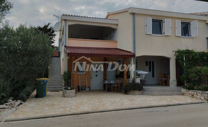 Jižní strana ostrova Vir se spoustou zeleně - - 2