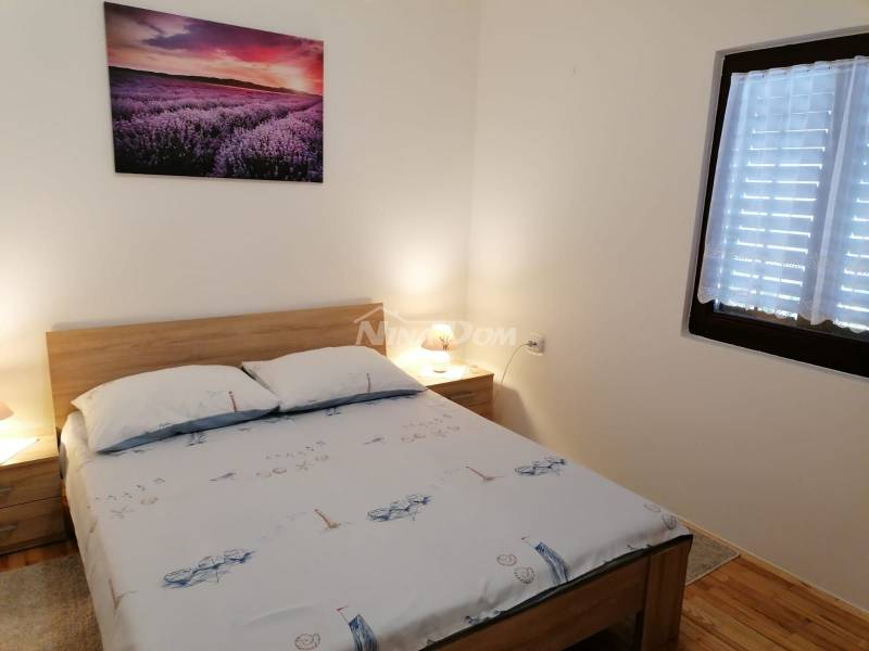 Dům se dvěma apartmány, jižní strana ostrova Vir, 120 metrů. do moře - 8