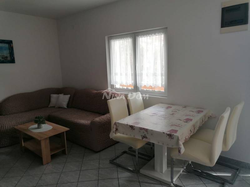 Dům se dvěma apartmány, jižní strana ostrova Vir, 120 metrů. do moře - 10