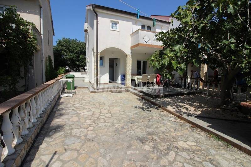 Jižní strana ostrova Vir, rekreační objekt. - 1
