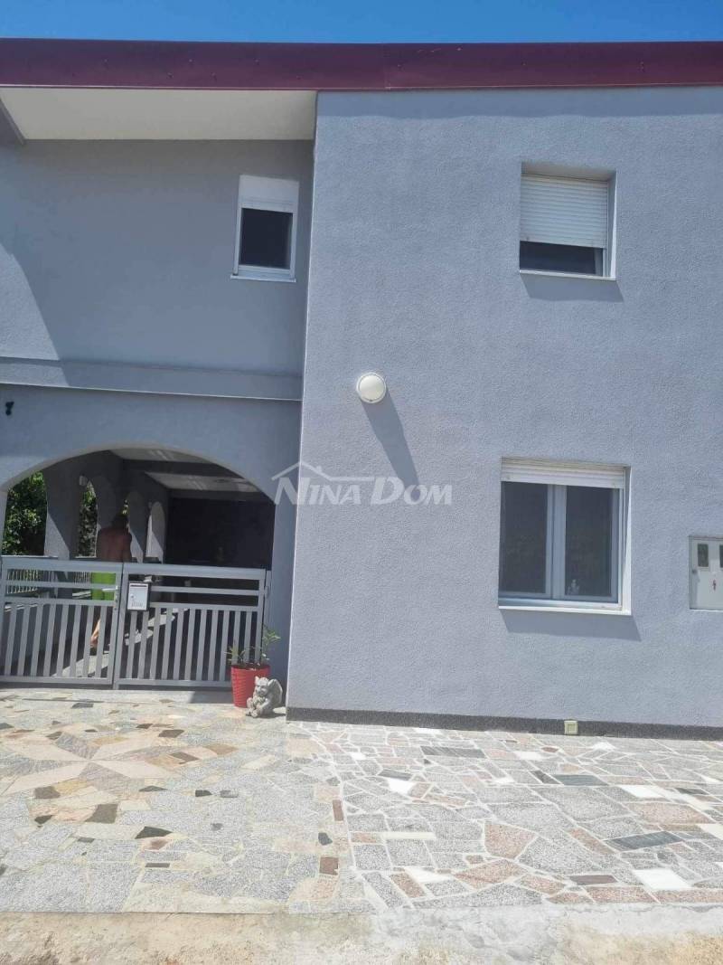 Dvojdům se dvěma zařízenými apartmány - 1