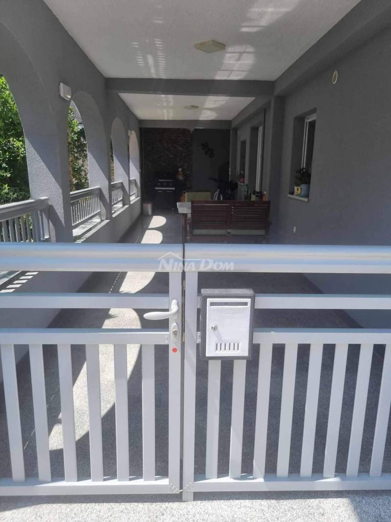 Dvojdům se dvěma zařízenými apartmány - 2