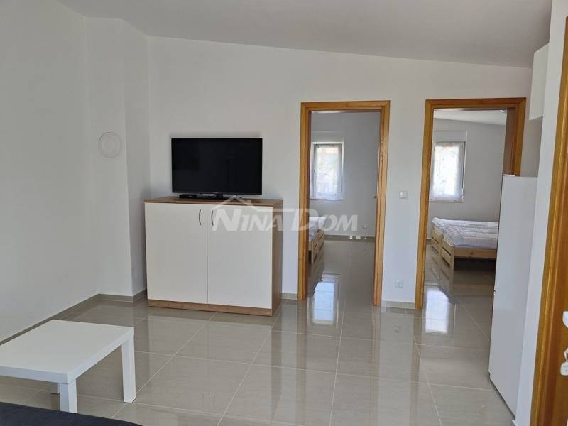 Nemovitost se dvěma apartmány, jižní strana Vir, 300 metrů od moře. - 6