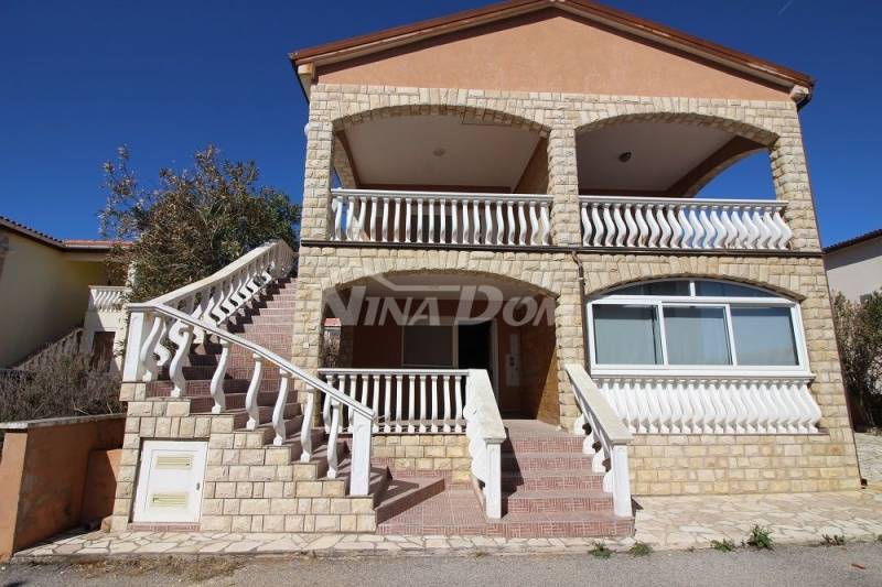Dvojdům se dvěma krásnými samostatnými apartmány 50 metrů od moře. - 2