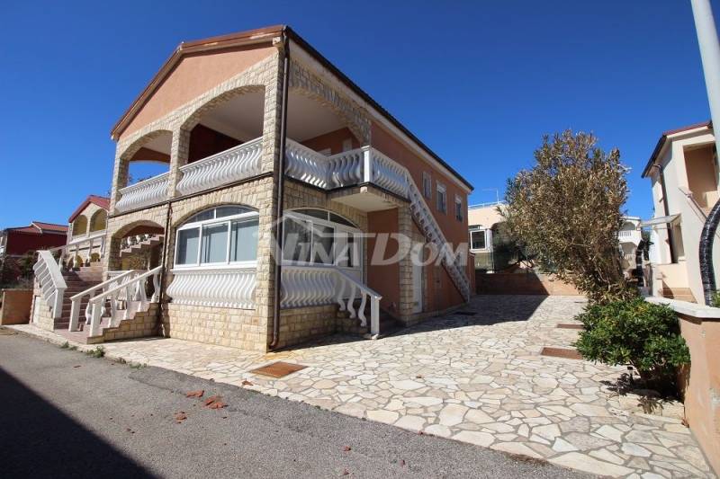 Kuća dvojnica s dva lijepa odvojena apartmana 50 metara do mora. - 3