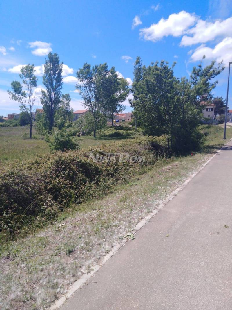 Stavební pozemek 1746 m² u silnice, blízko letiště - 3