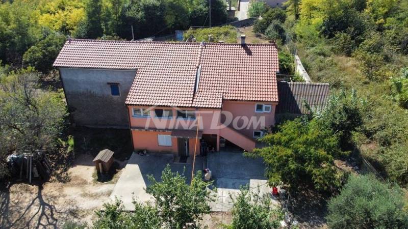 Rodinná nemovitost s krásným olivovým hájem a vinicí - 11