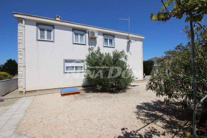Pěkně zařízený pozemek se dvěma apartmány, garáží se zahradou - 8