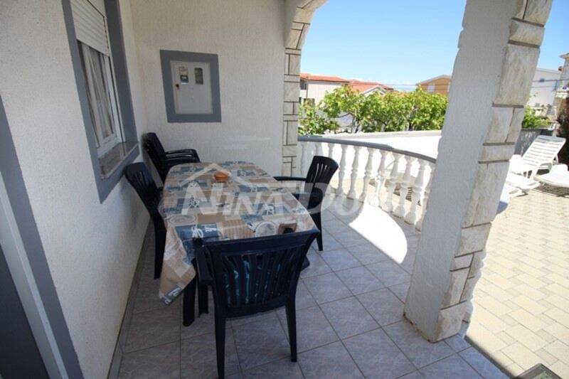 Pěkně zařízený pozemek se dvěma apartmány, garáží se zahradou - 9