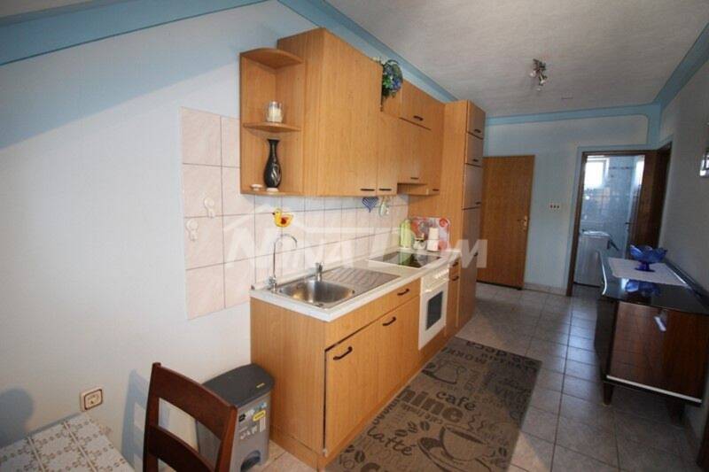 Pěkně zařízený pozemek se dvěma apartmány, garáží se zahradou - 12