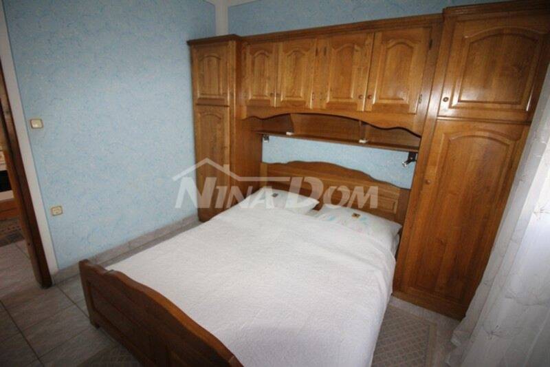 Pěkně zařízený pozemek se dvěma apartmány, garáží se zahradou - 13