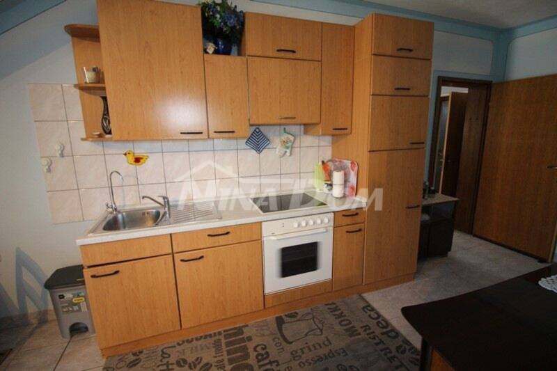 Pěkně zařízený pozemek se dvěma apartmány, garáží se zahradou - 14