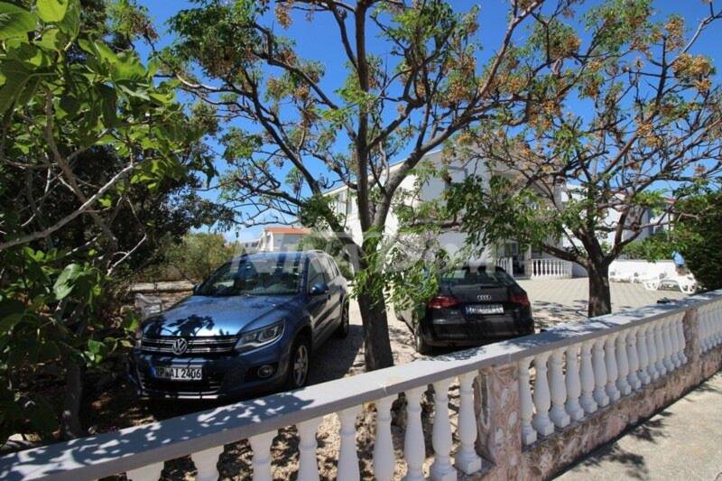Nicely decorated property, with two apartments, garage with garden - 3