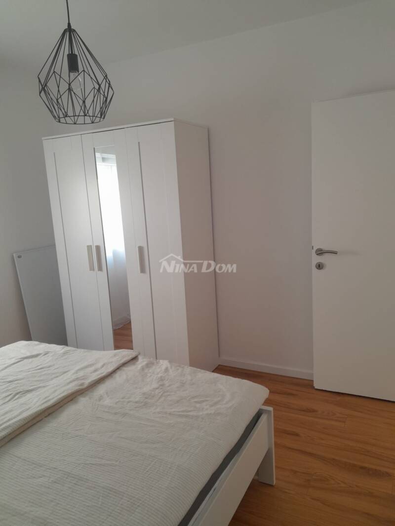 Dům 50 m od moře, zvenčí kompletně zrekonstruovaný, uvnitř přízemí. - 9
