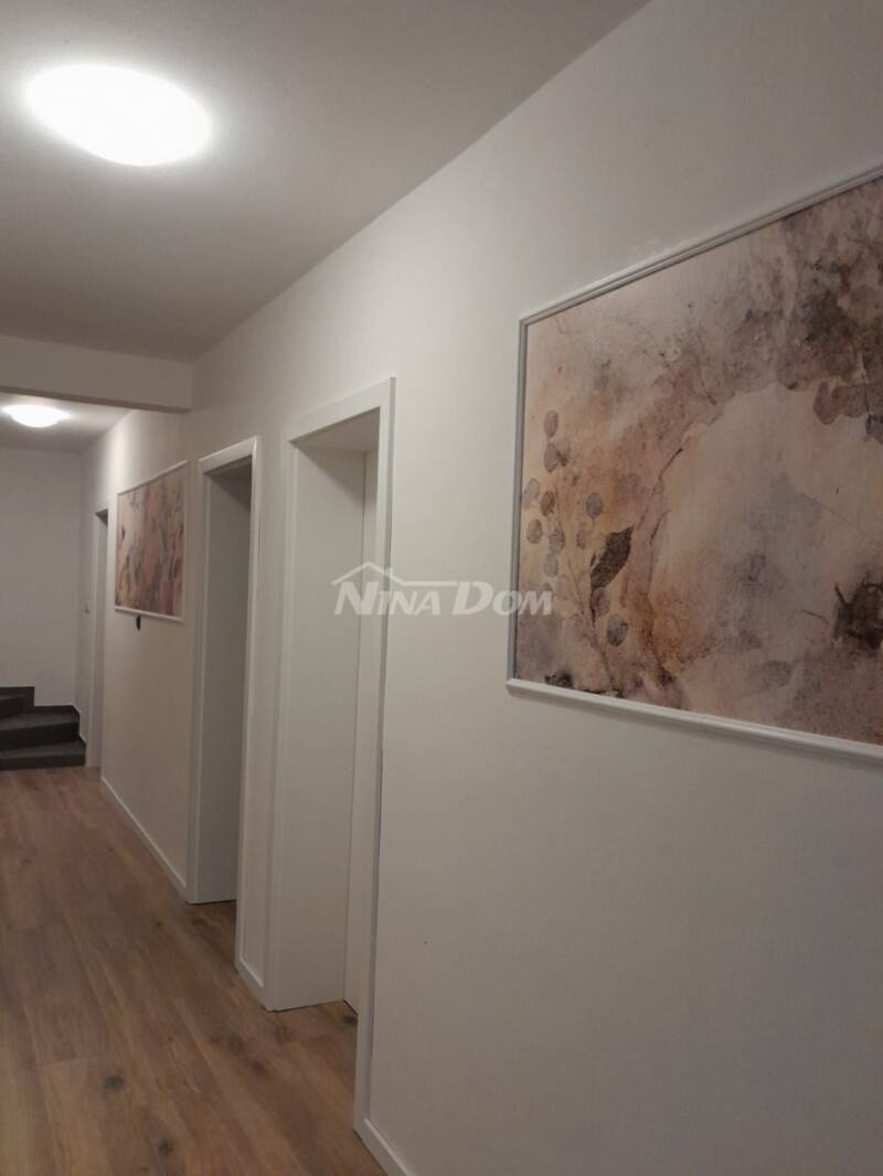 Dům 50 m od moře, zvenčí kompletně zrekonstruovaný, uvnitř přízemí. - 13