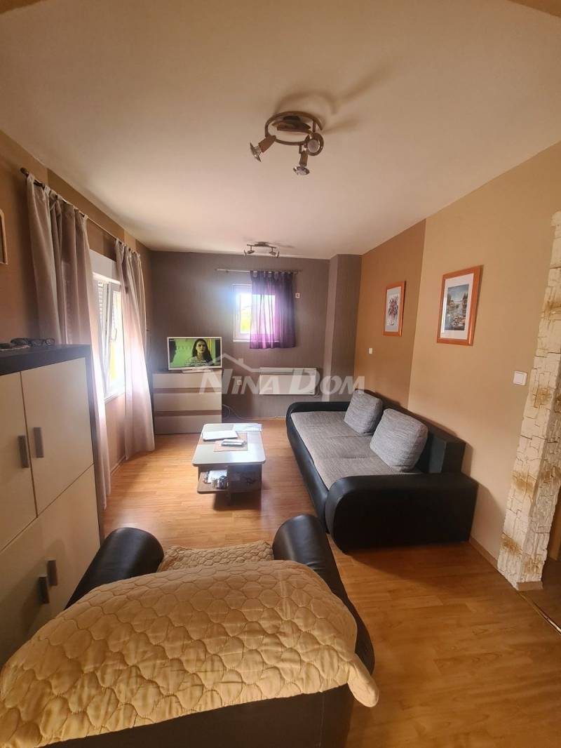 Rodinný dům s pěknou velkou zahradou. - 7