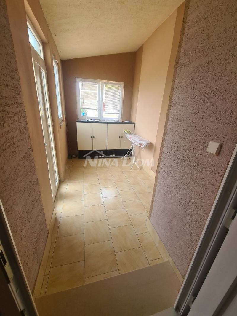 Rodinný dům s pěknou velkou zahradou. - 8