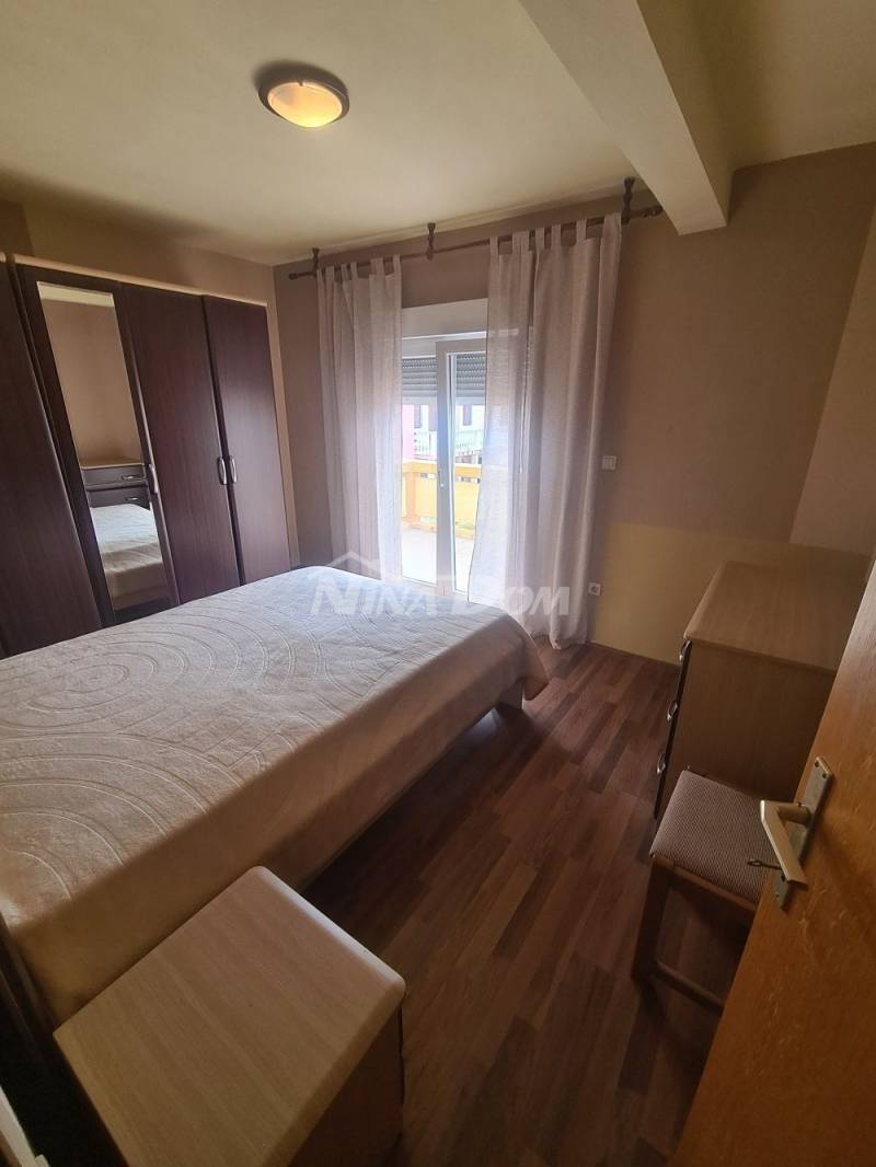 Rodinný dům s pěknou velkou zahradou. - 10