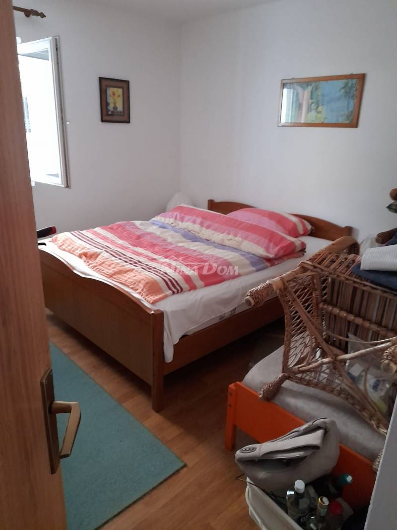 Rodinný samostatně stojící dům se dvěma bytovými jednotkami - 12