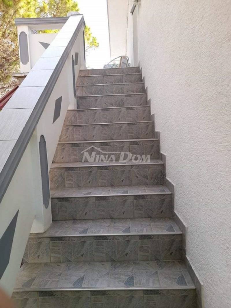 Rodinný samostatně stojící dům se dvěma bytovými jednotkami - 14