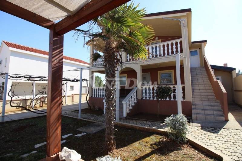 Rodinný dům se dvěma samostatnými apartmány s krásnou zahradou - 2
