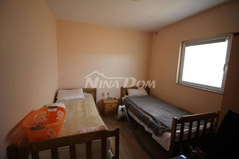 Rodinný dům se dvěma samostatnými apartmány s krásnou zahradou - 9