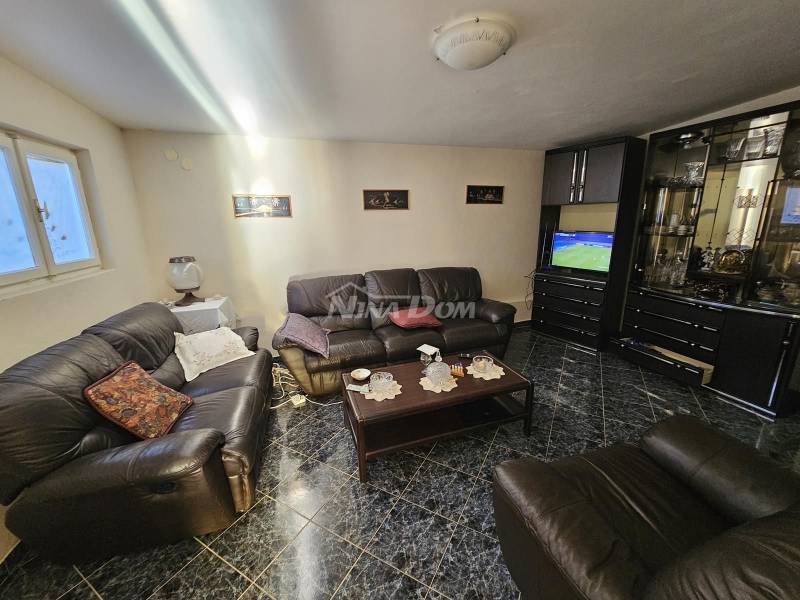 Přes střed ostrova Ugljan, samostatně stojící dům - 13