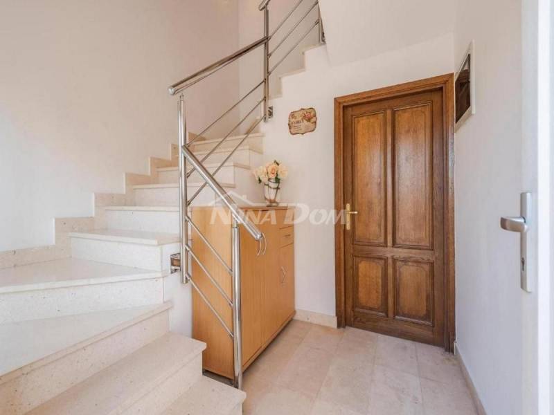 APARTMÁNOVÝ DŮM - 150 M OD MOŘE - 3 APARTMÁNY - 8