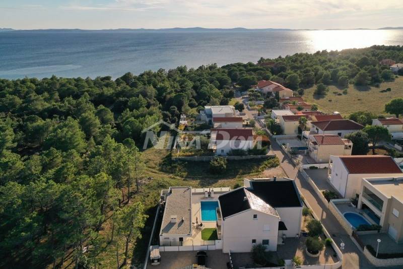 Krásně zdobená nemovitost se třemi apartmány, bazénem a pomocnou budovou. - 1