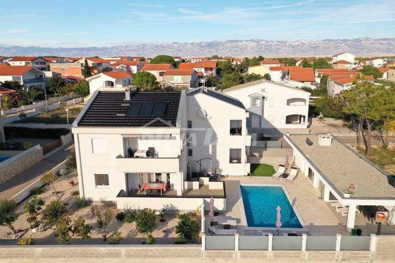 Krásně zdobená nemovitost se třemi apartmány, bazénem a pomocnou budovou. - 2