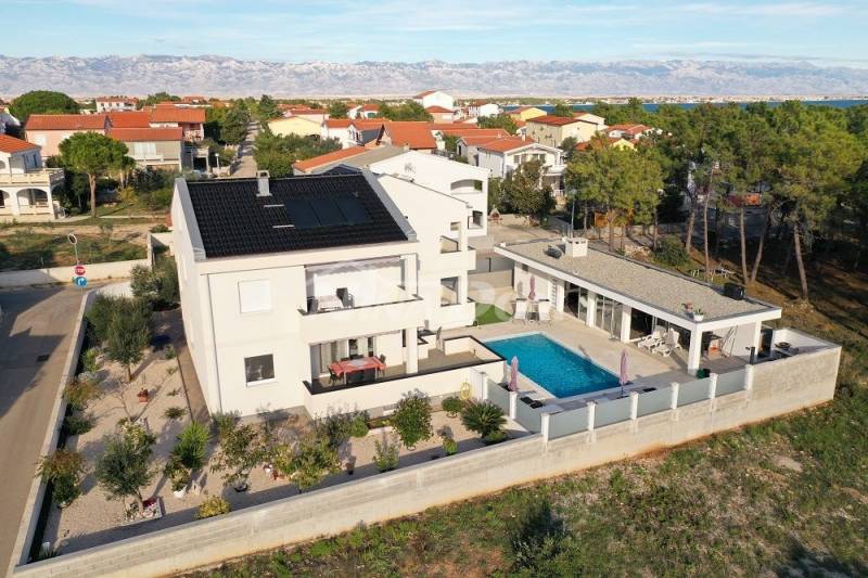 Krásně zdobená nemovitost se třemi apartmány, bazénem a pomocnou budovou. - 4