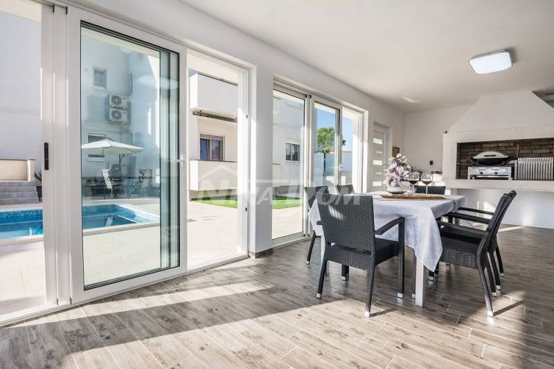 Krásně zdobená nemovitost se třemi apartmány, bazénem a pomocnou budovou. - 13
