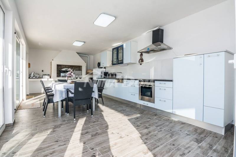 Krásně zdobená nemovitost se třemi apartmány, bazénem a pomocnou budovou. - 15