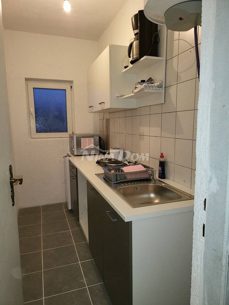 Bytový dům s velkou zahradou - 12