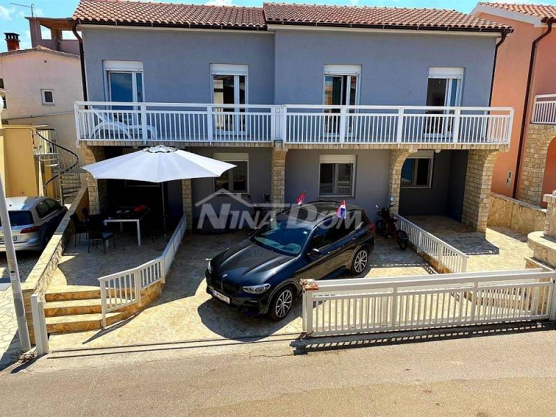 Nemovitost s dvoupodlažními apartmány 80 metrů od moře. - 2