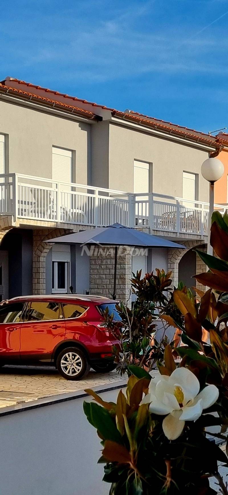 Nemovitost s dvoupodlažními apartmány 80 metrů od moře. - 3