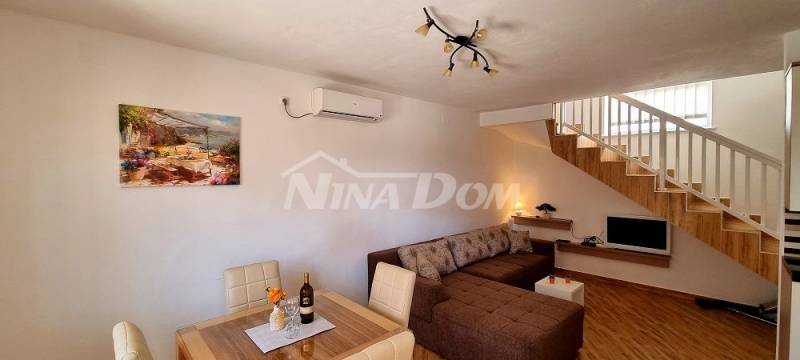 Nemovitost s dvoupodlažními apartmány 80 metrů od moře. - 4
