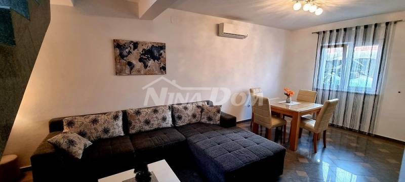 Nemovitost s dvoupodlažními apartmány 80 metrů od moře. - 7