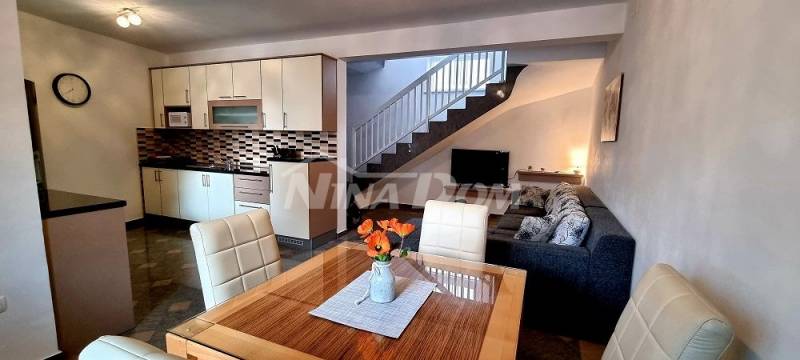 Nemovitost s dvoupodlažními apartmány 80 metrů od moře. - 8
