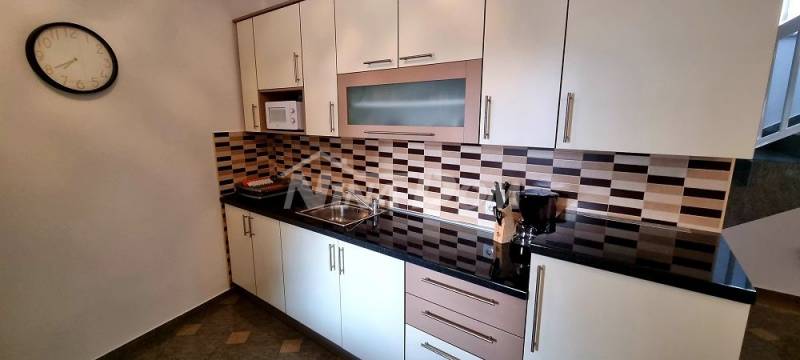 Nemovitost s dvoupodlažními apartmány 80 metrů od moře. - 9