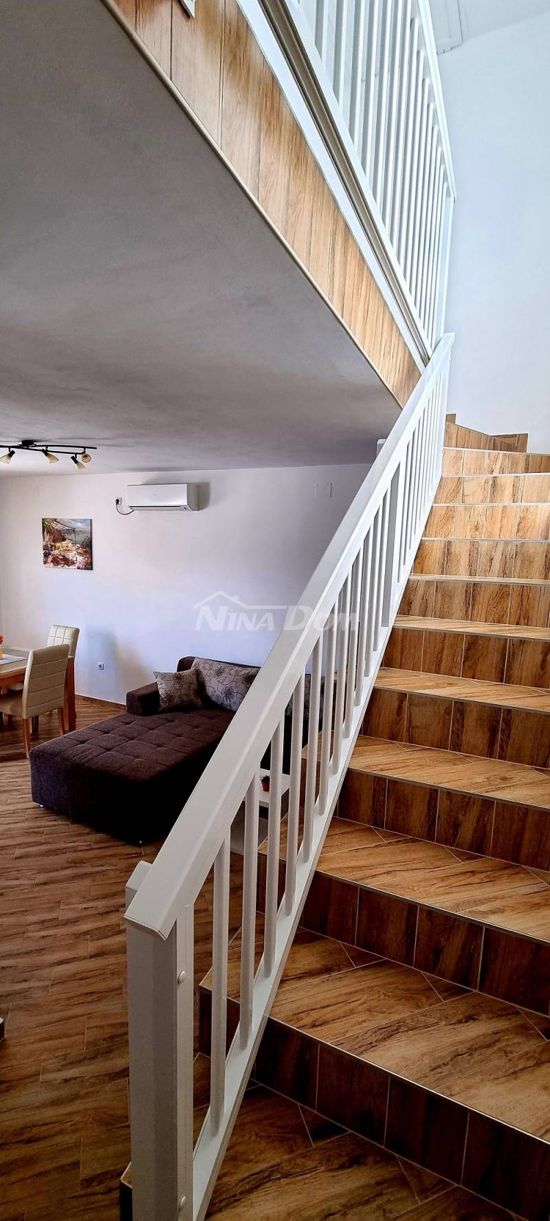 Nemovitost s dvoupodlažními apartmány 80 metrů od moře. - 12