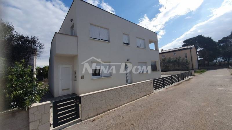Nově postavená nemovitost se dvěma krásnými dvoupokojovými apartmány. - 3