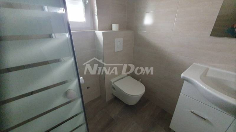 Nově postavená nemovitost se dvěma krásnými dvoupokojovými apartmány. - 12