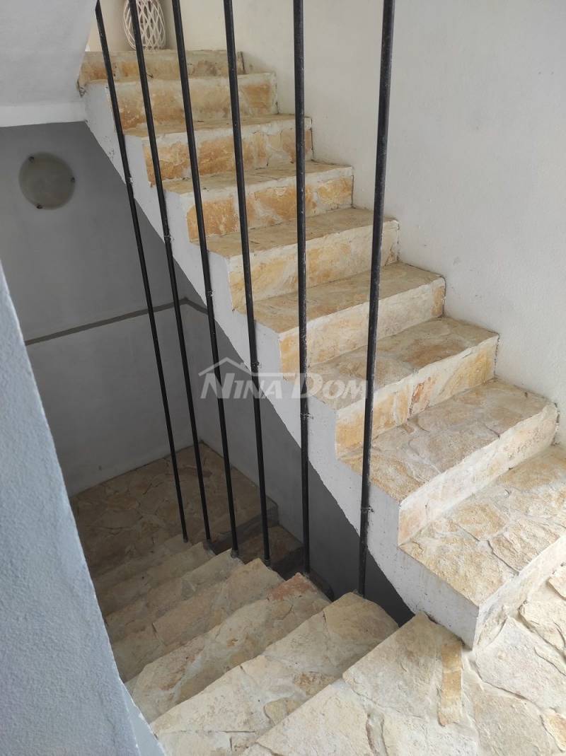 Nemovitost se 4 apartmány, střešní terasou s výhledem na moře a Velebit. - 3