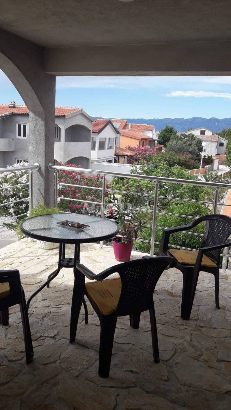 Nemovitost se 4 apartmány, střešní terasou s výhledem na moře a Velebit. - 5