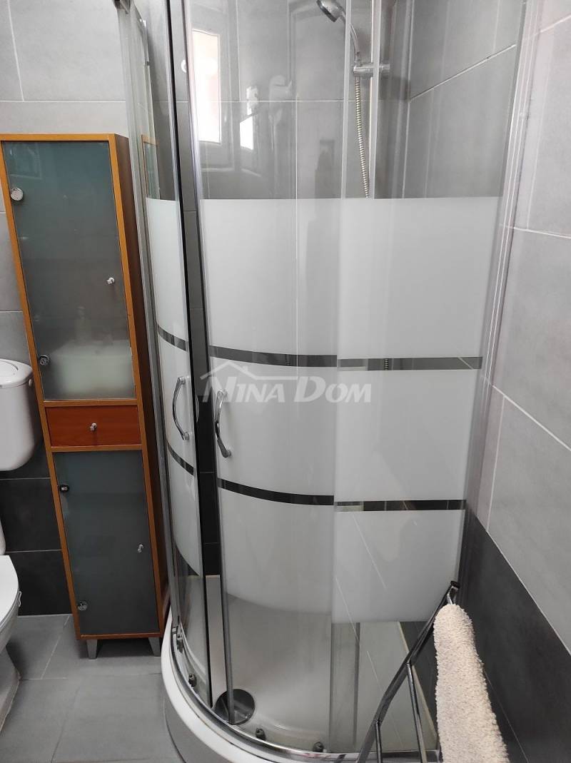 Nemovitost se 4 apartmány, střešní terasou s výhledem na moře a Velebit. - 6