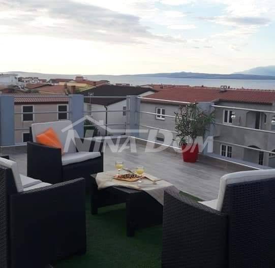 Nemovitost se 4 apartmány, střešní terasou s výhledem na moře a Velebit. - 8