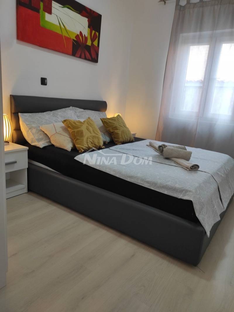 Nemovitost se 4 apartmány, střešní terasou s výhledem na moře a Velebit. - 9